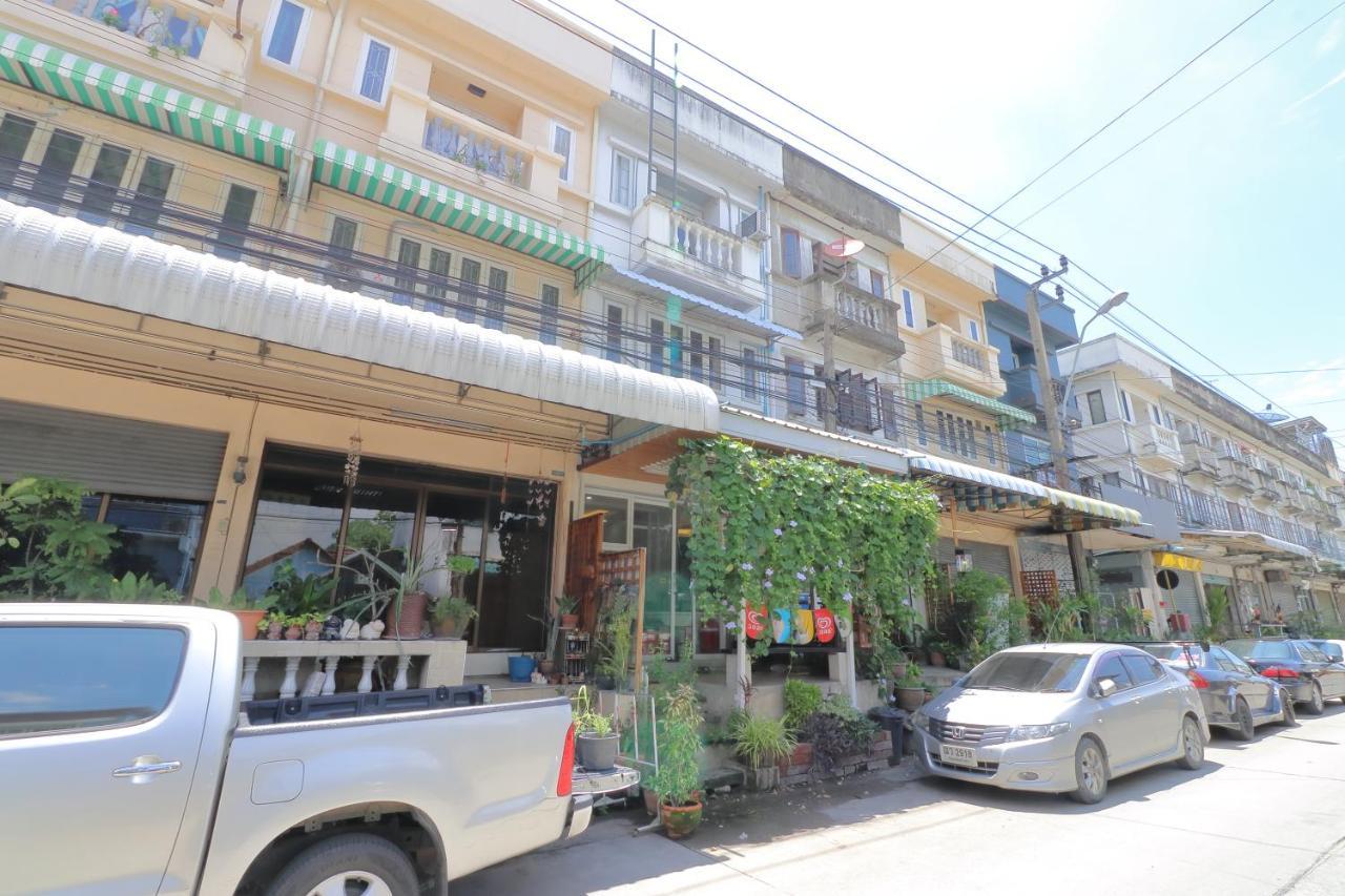 Saen Sabai Hostel Bangkok Exterior photo