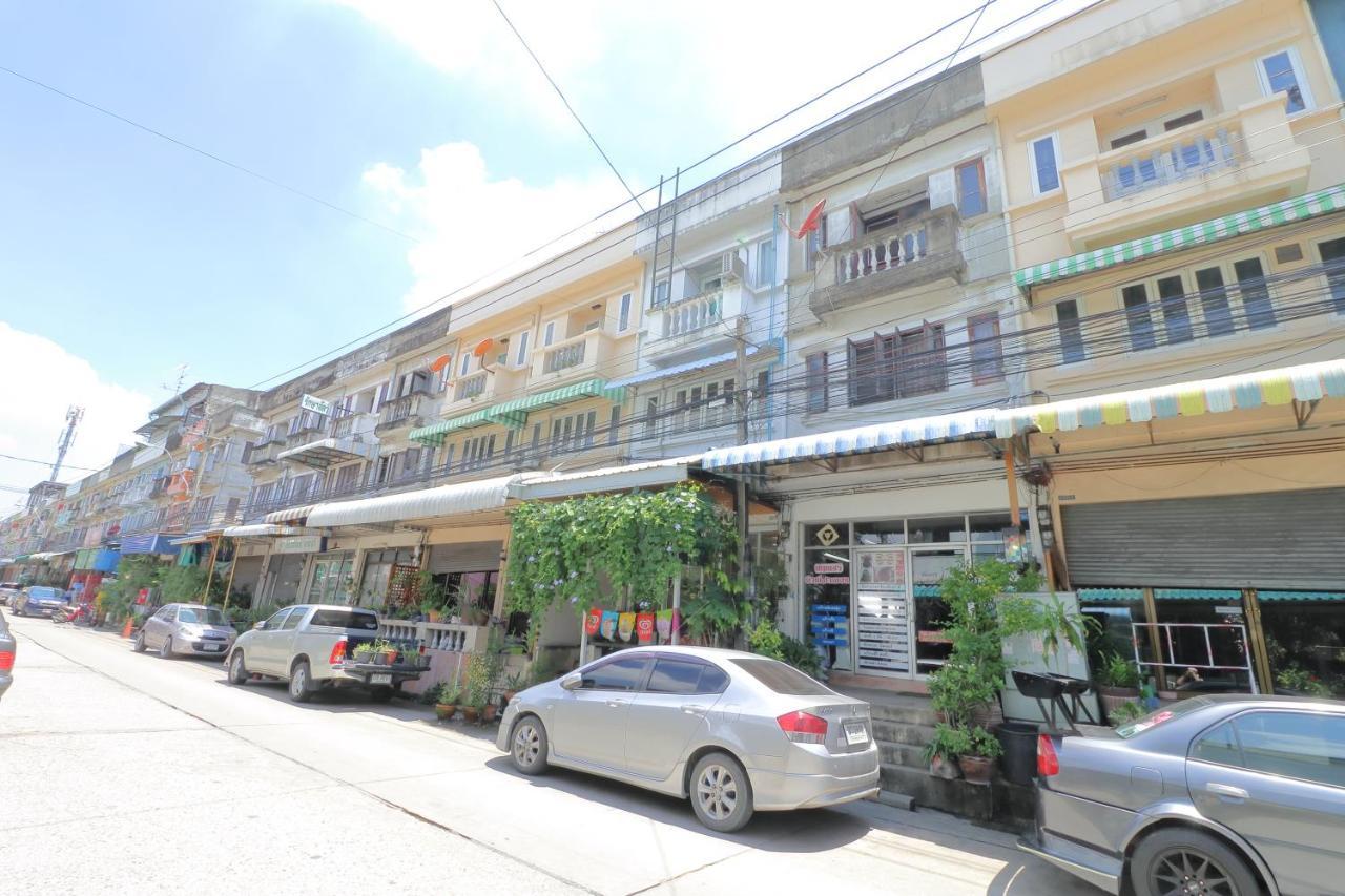 Saen Sabai Hostel Bangkok Exterior photo